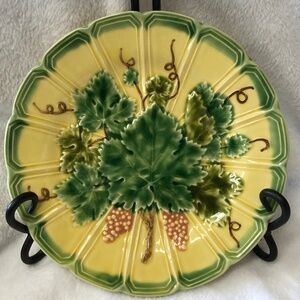 Bordallo Pinheiro dimensional Majolica salad plate raised grape leaf design